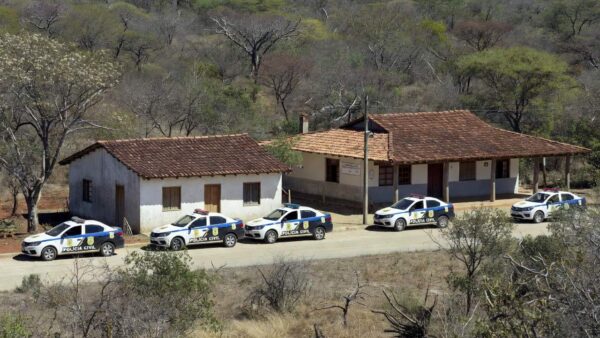 Viaturas da polícia em operação de busca em casa e gabinete da Câmara de Campo Novo