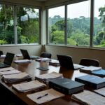 Sala de reuniões do TCE-RO com documentos sobre contas do Estado de Rondônia