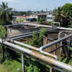 Estação de tratamento de água da Caerd com tubulações em área urbana brasileira