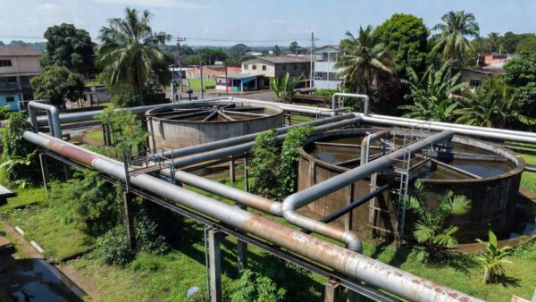 Estação de tratamento de água da Caerd com tubulações em área urbana brasileira