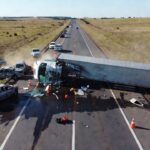 Acidente na BR-174 com carreta invadindo pista contrária e veículos danificados