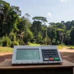Urna eletrônica em local de votação em Rondônia durante pesquisa para governo