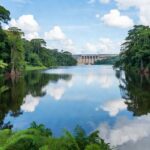 Lagos da usina hidrelétrica do Jamari em Rondônia cercados por floresta amazônica