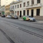 Avenida Pinheiro Machado com carro de aplicativo após atropelamento de pedestre
