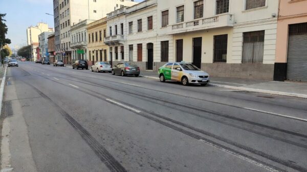 Avenida Pinheiro Machado com carro de aplicativo após atropelamento de pedestre