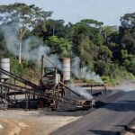 Usina de asfalto em Rondônia com estrada pavimentada ao lado