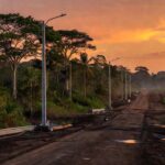 Estrada rural Ramal Uberaba com postes de iluminação sendo instalados