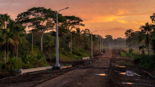 Estrada rural Ramal Uberaba com postes de iluminação sendo instalados