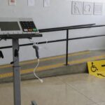 Urna eletrônica acessível em seção eleitoral brasileira para eleitores com deficiência