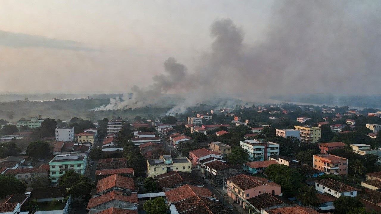 Fumaça de queimadas visível sobre a cidade de Porto Velho