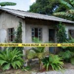 Casa residencial em Porto Velho com fita da PM após invasão