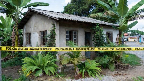 Casa residencial em Porto Velho com fita da PM após invasão