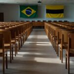 Sala de convenção política vazia com bandeiras do Partido Novo