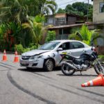 Acidente entre veículos de apps em rua de Porto Velho com motocicletas danificadas