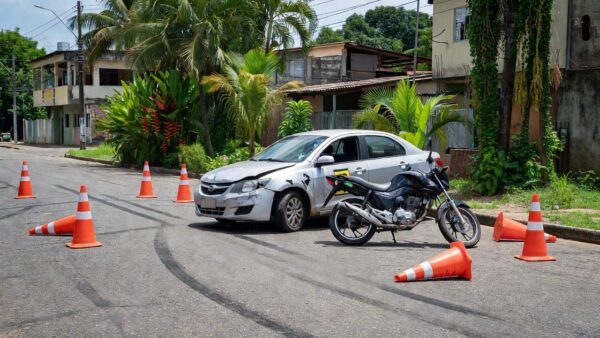 Acidente entre veículos de apps em rua de Porto Velho com motocicletas danificadas