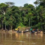 Obras de instalação de fibra óptica no Rio Madeira na Amazônia