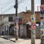 Rua brasileira com propaganda eleitoral para as eleições de 2026
