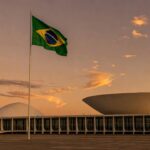 Congresso Nacional em Brasília com bandeira do Brasil, representando candidatura ao Senado