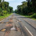 Rodovia deteriorada em Ariquemes, Rondônia, Brasil
