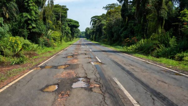 Rodovia deteriorada em Ariquemes, Rondônia, Brasil