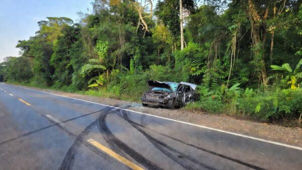 Acidente grave na BR-364 em Porto Velho, Rondônia, com veículo danificado