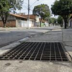 Boca de lobo com grades de proteção em calçada no bairro Liberdade