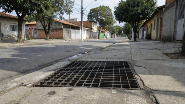 Boca de lobo com grades de proteção em calçada no bairro Liberdade