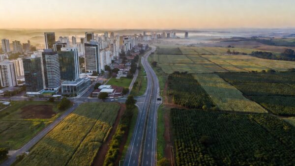 Paisagem de capital urbana e interior rural do Brasil conectados por estrada em estratégia eleitoral