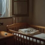 Quarto de bebê à noite com berço e luz da lua, simbolizando sono infantil