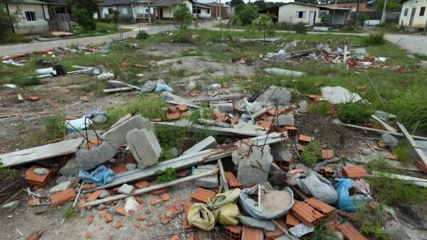 Terreno com entulho no Nova Porto Velho em Porto Velho
