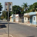 Placa de sinalização de trânsito em rua do centro de Porto Velho