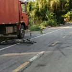 Cena de acidente em ciclovia de Porto Velho com caminhão e bicicleta danificada