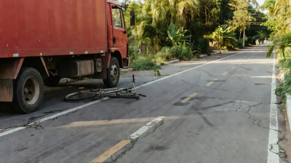 Cena de acidente em ciclovia de Porto Velho com caminhão e bicicleta danificada