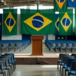 Salão de convenções com bandeiras do Brasil representando candidatura do PCB à Presidência