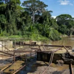 Estação de tratamento de esgoto precária na região Norte do Brasil