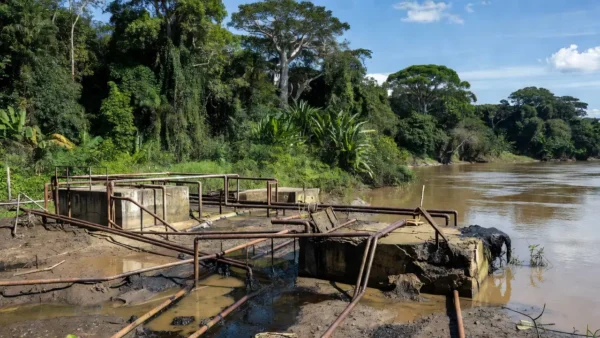Estação de tratamento de esgoto precária na região Norte do Brasil