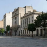 Avenida urbana brasileira simbolizando governança nas ruas
