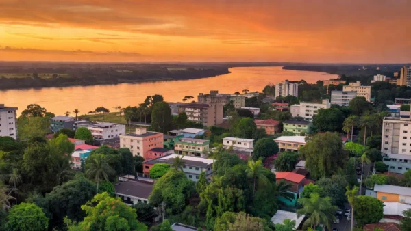 Vista panorâmica de Porto Velho com o Rio Madeira, cenário de apoio político para o Senado