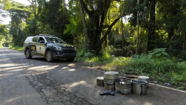 Apreensão de mercúrio ilegal e arma pela PRF na BR-319