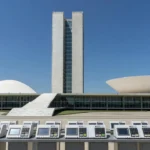 Congresso Nacional com urnas eleitorais representando candidatura ao Senado