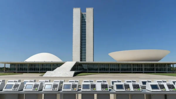 Congresso Nacional com urnas eleitorais representando candidatura ao Senado