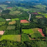 Vista aérea de lotes rurais no Vale do Jamari, Rondônia, sobre regularização fundiária