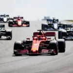 Carro de Fórmula 1 liderando corrida na pausa de verão