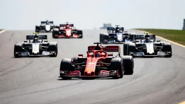 Carro de Fórmula 1 liderando corrida na pausa de verão