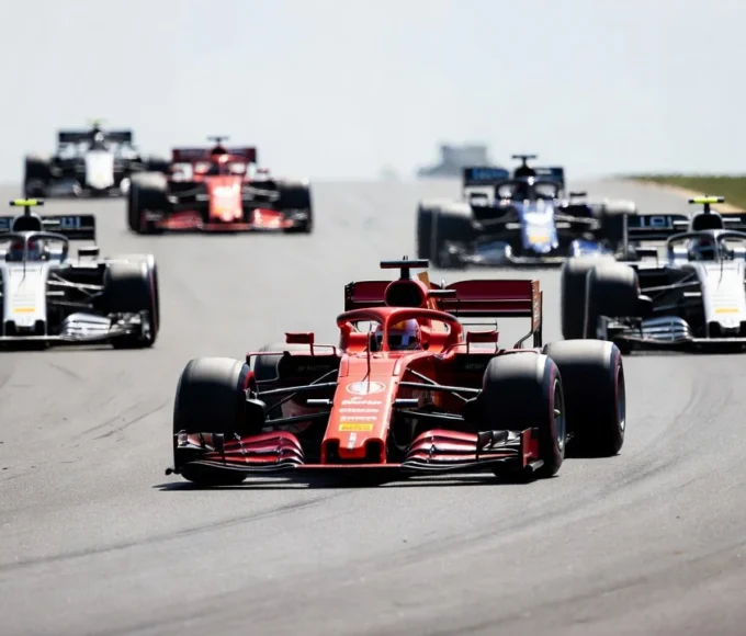 Carro de Fórmula 1 liderando corrida na pausa de verão