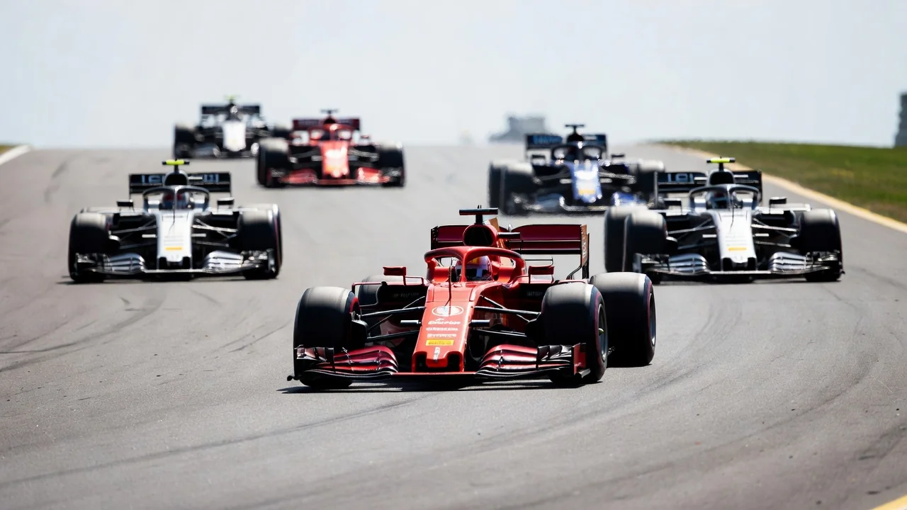 Carro de Fórmula 1 liderando corrida na pausa de verão