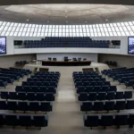 Plenário do Congresso Nacional preparado para audiência pública da LOA 2027 transmitida online