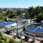 Estação de tratamento de água em Ariquemes com reservatórios e tubulações modernas