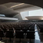 Plenário vazio do Senado Federal em Brasília representando pressões políticas