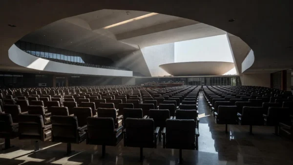Plenário vazio do Senado Federal em Brasília representando pressões políticas